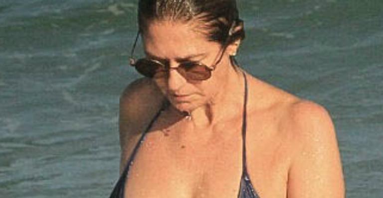 Aos 55 anos, Patricia Pillar exibe boa forma de biquíni em caminhada na praia
