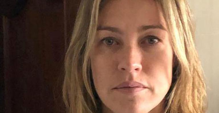 Solteira, Luana Piovani faz selfie de biquíni e exibe curvas naturais