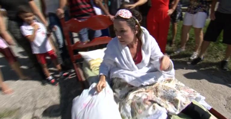 Em protesto, repórter da TV Globo surge deitada em cama e de pijamas