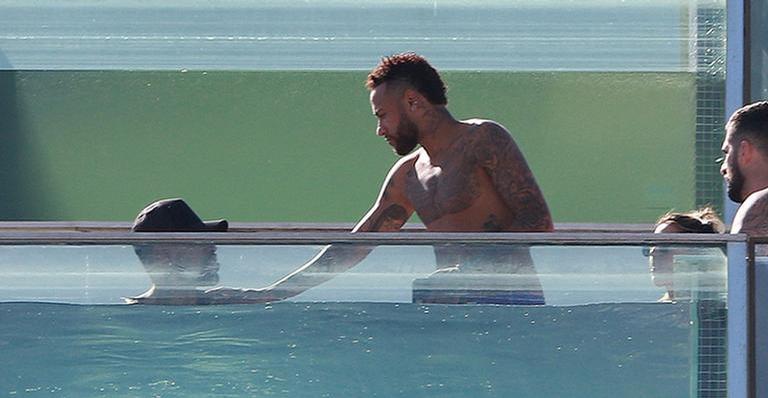 Após festa de Anitta, Neymar Jr curte dia na piscina de hotel com os amigos