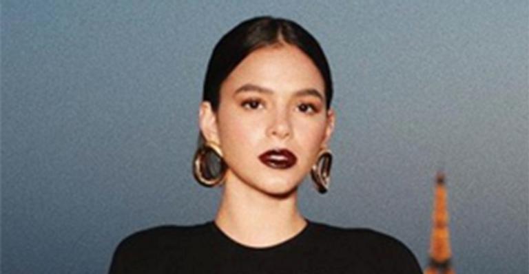 Bruna Marquezine surge com blusa grifada de R$ 4 mil em Paris