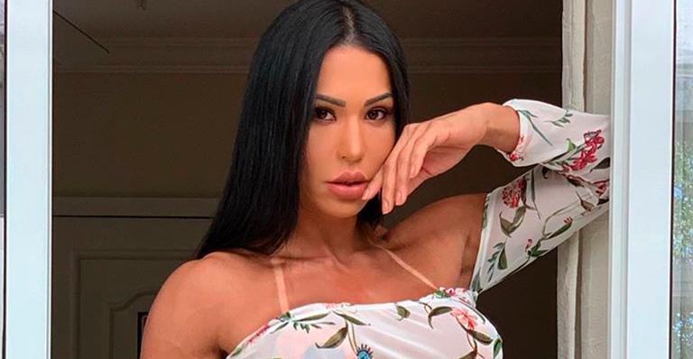 Completamente nua, Gracyanne Barbosa recebe massagem e ostenta bumbum na nuca