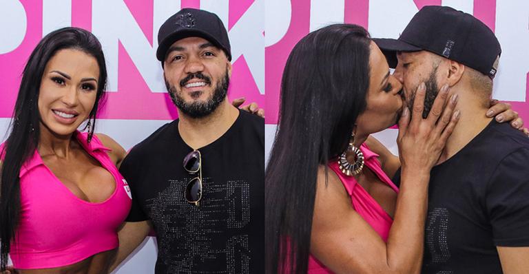 Com barriga de fora, Gracyanne Barbosa dá beijão no marido em evento