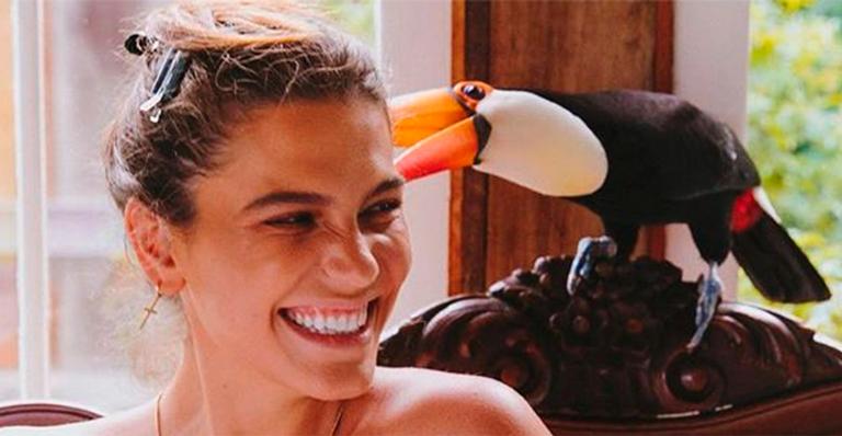 Enrolada na toalha, Mariana Goldfarb posa com tucano e esquenta o clima na web