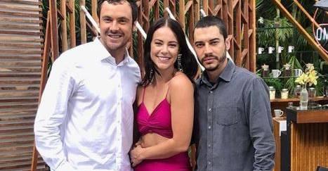 Paolla Oliveira compartilha clique com Sergio Guize e Lee Taylor e se declara: “São demais”