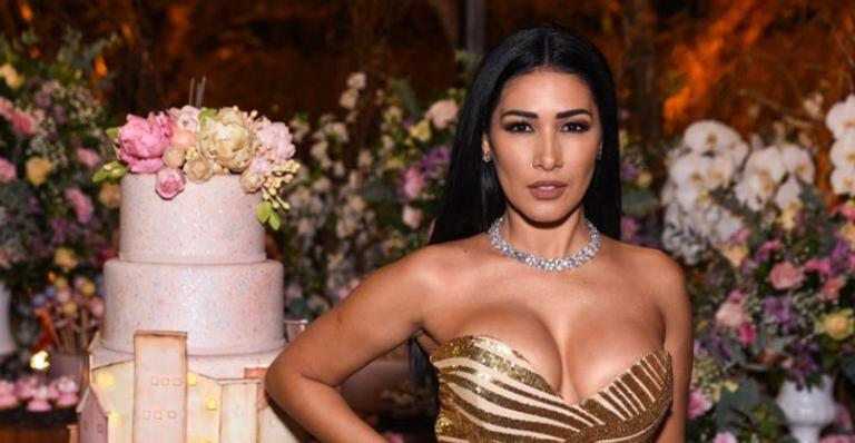 Simaria aposta em vestido curtíssimo para comemorar aniversário