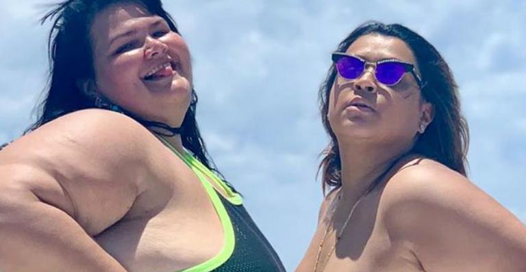 Preta Gil e Thais Carla mostram curvas de biquíni e impressionam seguidores