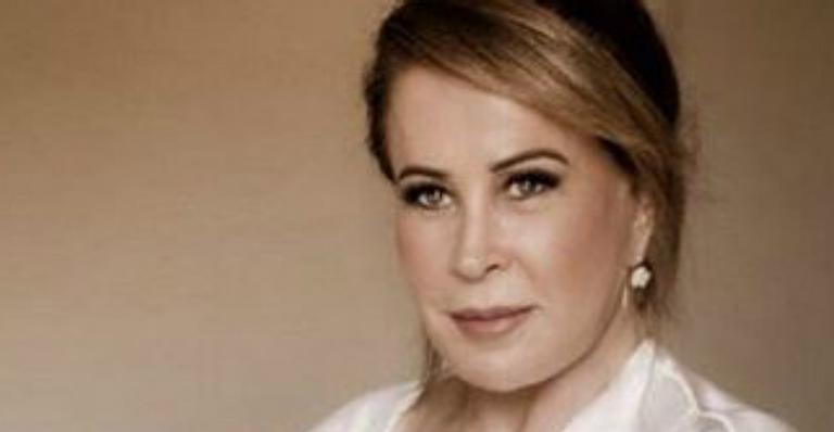 Aos 61 anos, Zilu Camargo posa de lingerie com as pernas de fora na cama