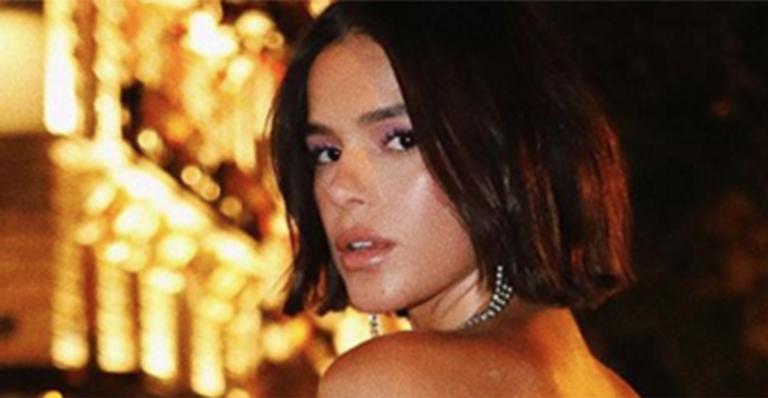 Bruna Marquezine usa look curtinho e com barriga de fora na França