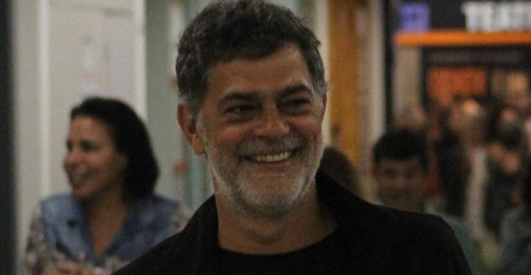 Eduardo Moscovis faz raríssima aparição com a filha e beleza choca fãs