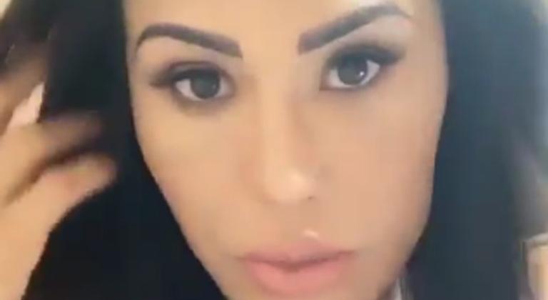Gracyanne Barbosa surge nua no banho hidratando os cabelos com whey