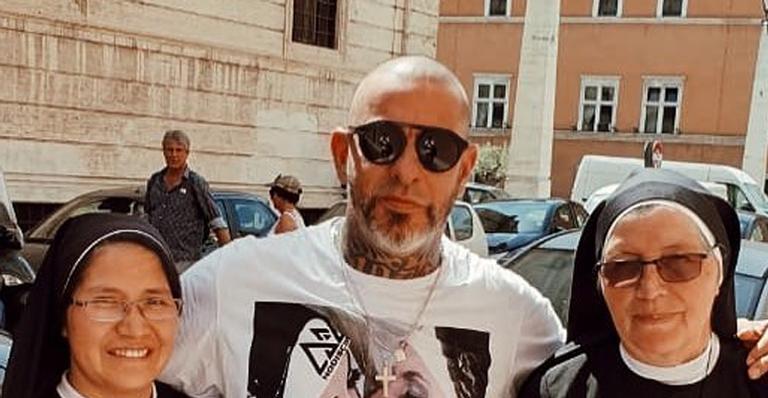 Henrique Fogaça se desculpa após foto polêmica com freiras: ‘Só Deus pode julgar’