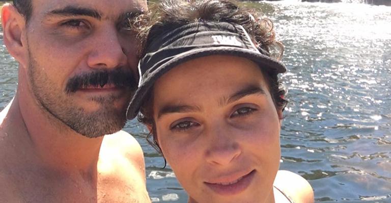 Esposa de Juliano Cazarré encanta web com foto do caçula do casal: ”Tão bonitinho”