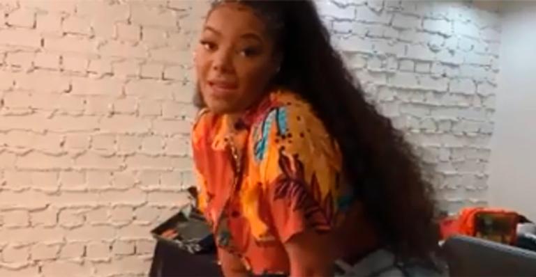 Ludmilla requebra em câmera lenta e deixa namorada chocada