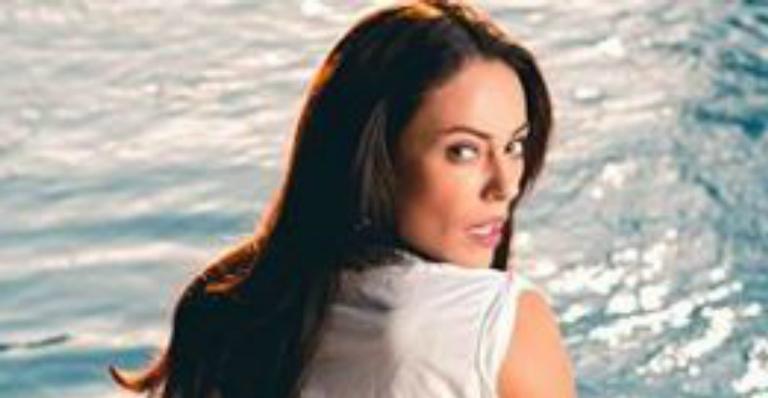 Paolla Oliveira posa plena à beira da piscina e calcinha alternativa rouba a cena