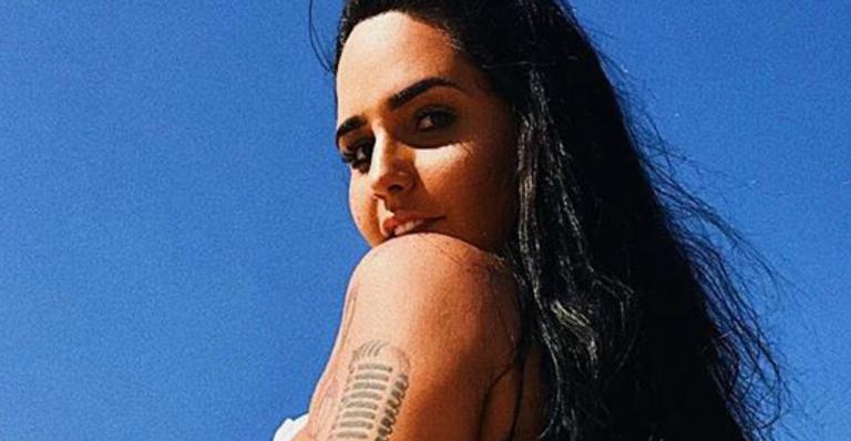 Perlla exibe bumbum gigante em biquíni mínimo e provoca: ”Os novinhos piram”