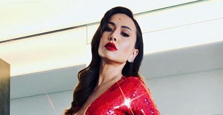 Sabrina Sato eleva a temperatura ao exibir o corpão em foto de biquíni