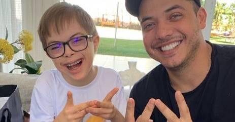 Wesley Safadão conhece fã mirim que fez festa temática em sua homenagem