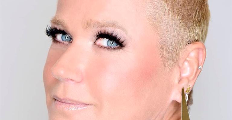 Rainha da solidariedade: Xuxa doa pensão à viúva do pai