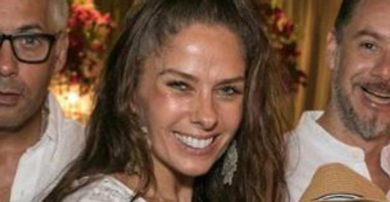 Adriane Galisteu renova o visual e volta ao fios loiros: ”Me amando!”