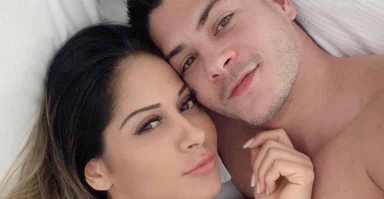 Mayra Cardi surge nua na cama com Arthur Aguiar: ‘Amor, café da manhã e amor’
