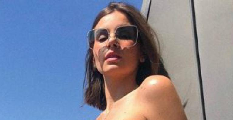 Camila Queiroz posa com barriguinha de fora em Paris e beleza natural impressiona
