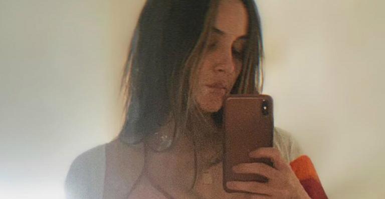 Claudia Leitte sensualiza de biquíni e mostra barrigão de 8 meses de gravidez: ”Uma prenha toda sensual”
