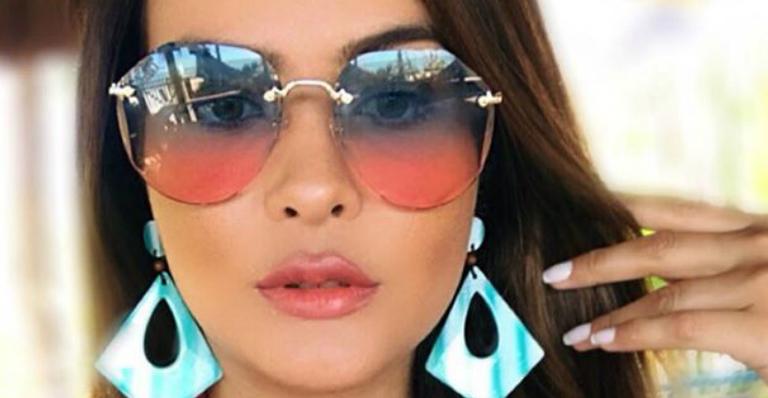 Geisy Arruda sensualiza de biquíni decotado e seguidor elogia: ”Pantera Cor-de-Rosa”