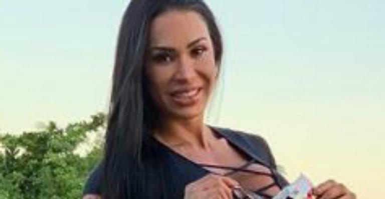 Gracyanne Barbosa ostenta bumbum e pernas gigantes mas abdômen rouba a cena
