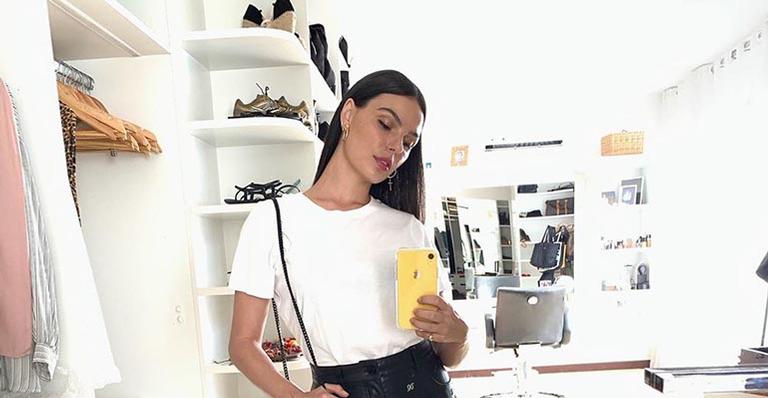 Isis Valverde coloca as pernas pra jogo ao usar look curtinho para volta ao trabalho