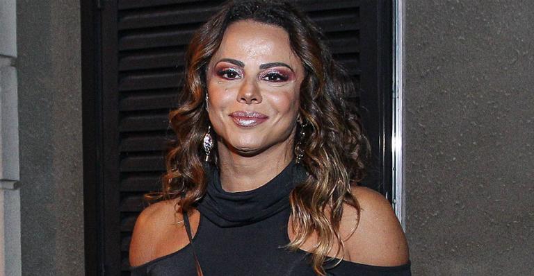Viviane Araújo é traída por transparência do look e acaba mostrando parte dos seios