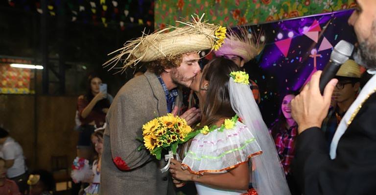Ex-BBBs Carol Peixinho e Alan se beijam em festa junina