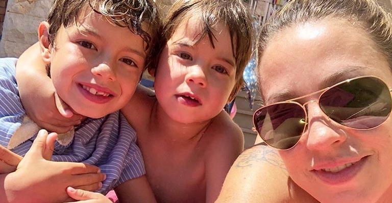De biquíni, Luana Piovani curte o domingo com os filhos na piscina