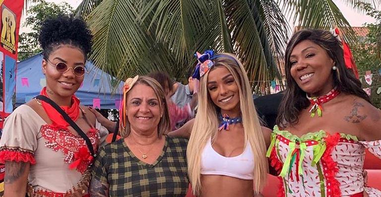 Ludmilla e a namorada se vestem de caipiras na festa junina da mãe dela