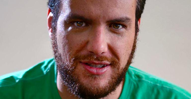 Rafael Gomes fala sobre representatividade gay e luta contra o preconceito: ”Uma batalha a se vencer”