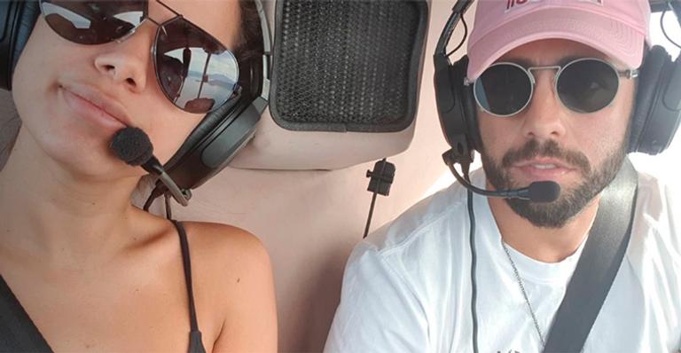 Anitta e Pedro Scooby surgem poderosos em passeio de helicóptero no Rio
