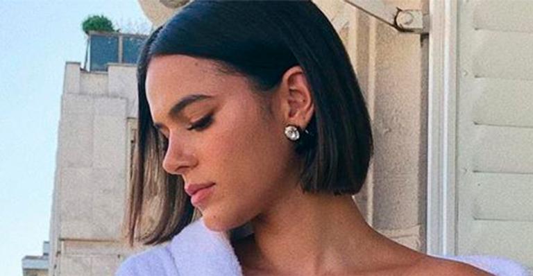 Bruna Marquezine surge só de roupão e quase mostra demais