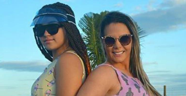 Carla Perez posa ao lado da filha de 17 anos e juventude impressiona: ”Parecem irmãs”