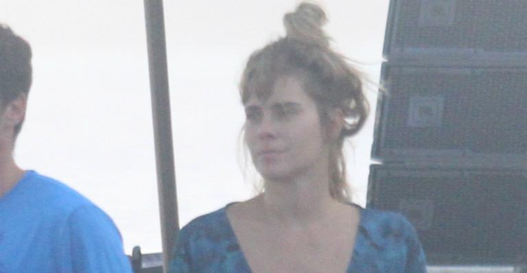 Carolina Dieckmann faz rara aparição com o caçula e o marido gato em dia de praia