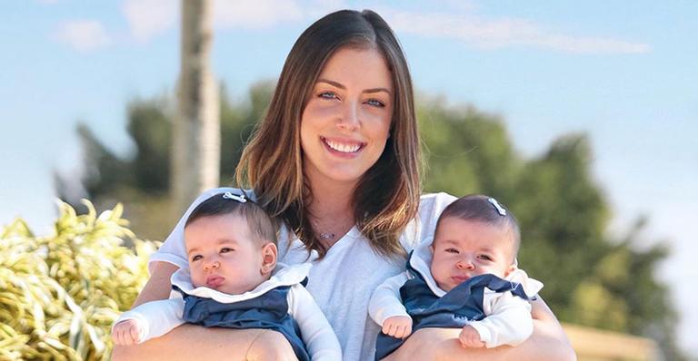 Mãe coruja, Fabiana Justus flagra a soneca das filhas gêmeas e se derrete: ”Muito amor em uma foto”
