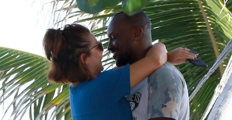 Fernanda Souza e Thiaguinho trocam beijos e carinhos em dia na orla carioca