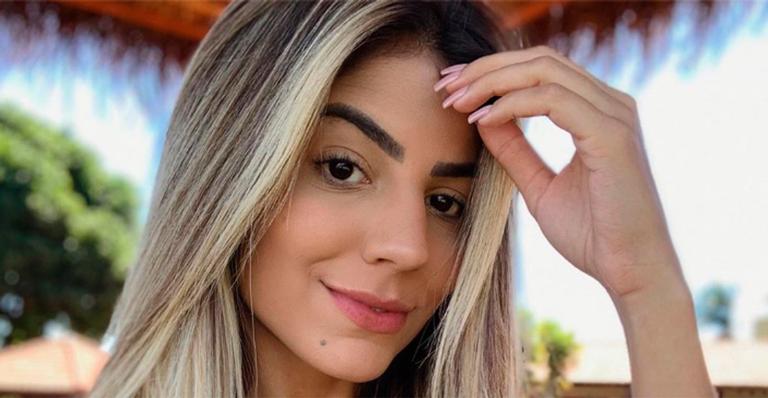 Com biquíni decotado, ex-BBB Hariany exibe marquinha de sol poderosa