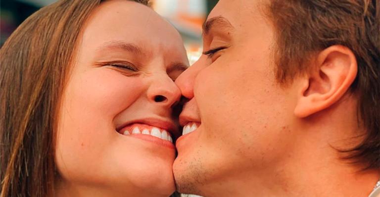 Larissa Manoela compartilha momento íntimo com Leo Cidade: ”Domingo em família”