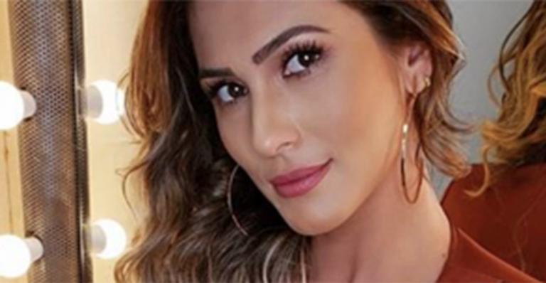 Lívia Andrade deixa a barriguinha de fora em look neon