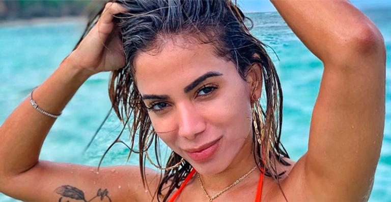 De biquíni cavado, Anitta ostenta bumbum e quase mostra demais em banho de mar