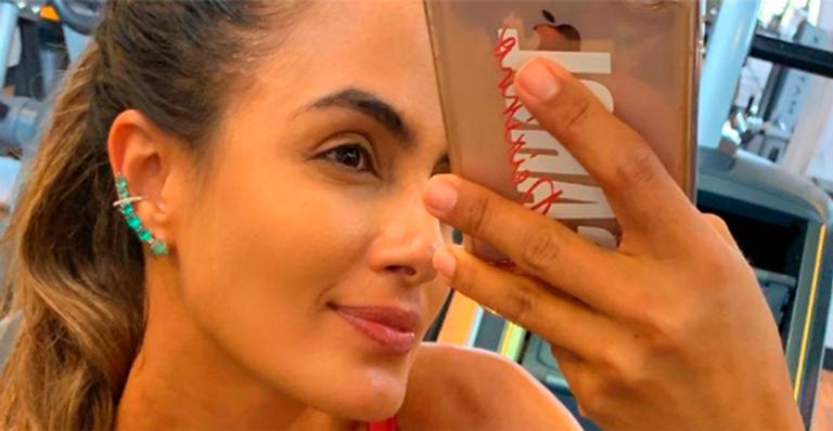Ex-BBB Carol Peixinho sensualiza na academia com top ousado