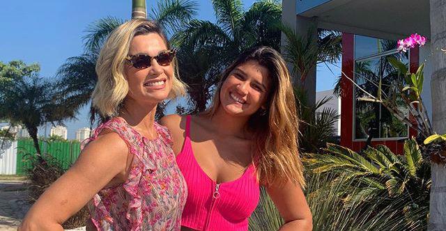 Flávia Alessandra se impressiona e baba por Giulia em treino