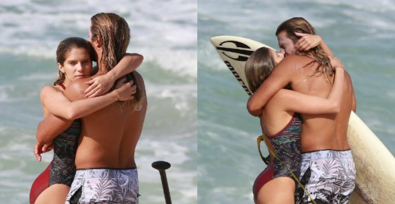 Isabella Santoni surge em clima de romance com namorado gato em dia de praia