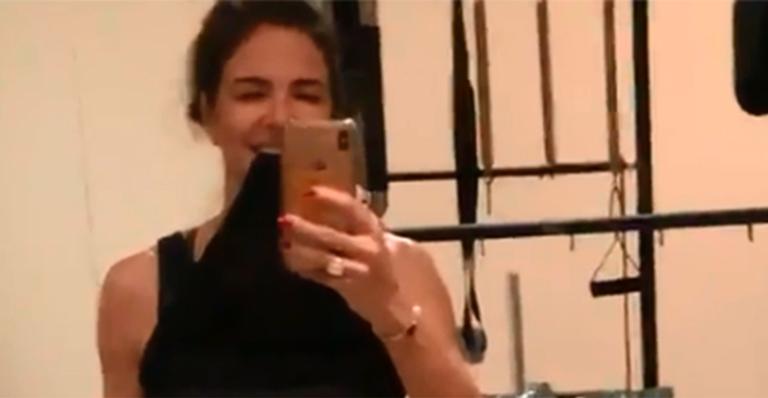 Luciana Gimenez ostenta abdome trincado em clique pós treino