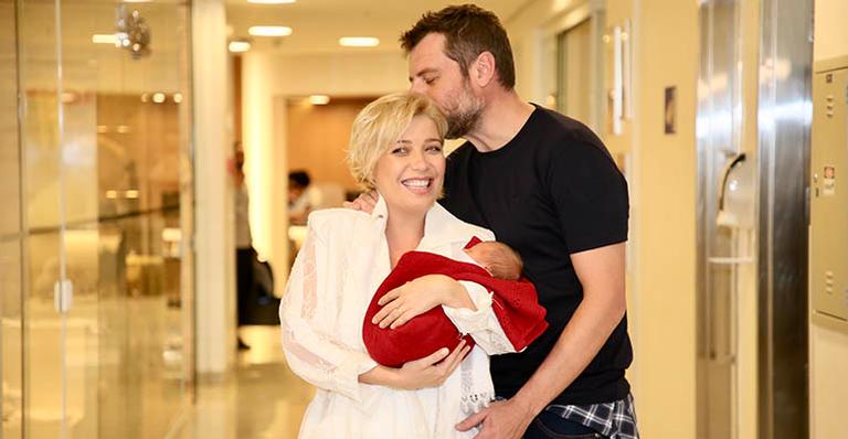 Luiza Possi deixa a maternidade com o primeiro filho, Lucca